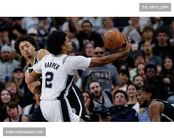 马刺团队配合战术通过精准传球制造得分机会